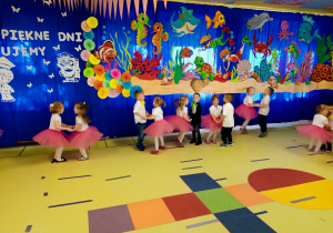 Taniec "Hop siup dana dana' w wykonaniu dzieci